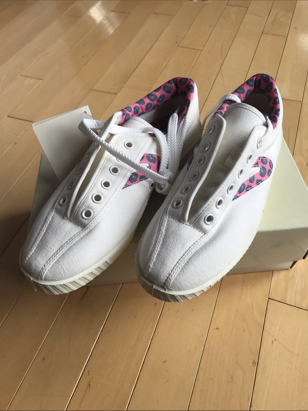 NWT women’s Tretorn Nylite white canvas tie Sneakers w pink paisley w box 8